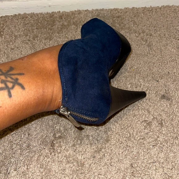 Navy blue heel! Unique style! Size 6 1/2 - Picture 3 of 7